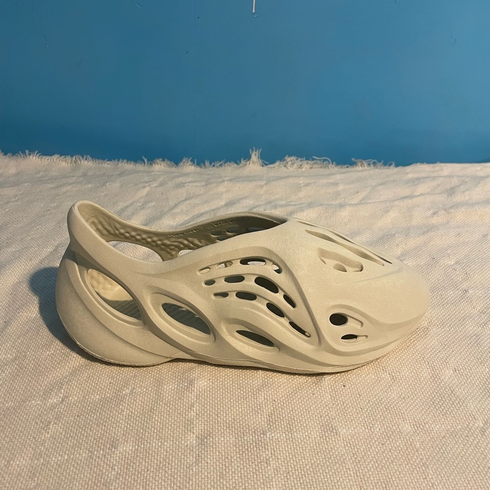 Yeezy Foam Runners Cream size 7 Worn In Great Condition - Picture 10 of 13